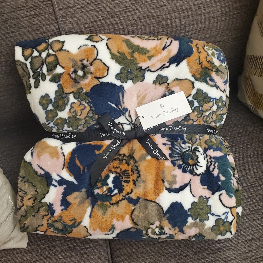 HTF Gorgeous Vera Bradley Floral Detail Throw-NWT - Picture 1 of 3